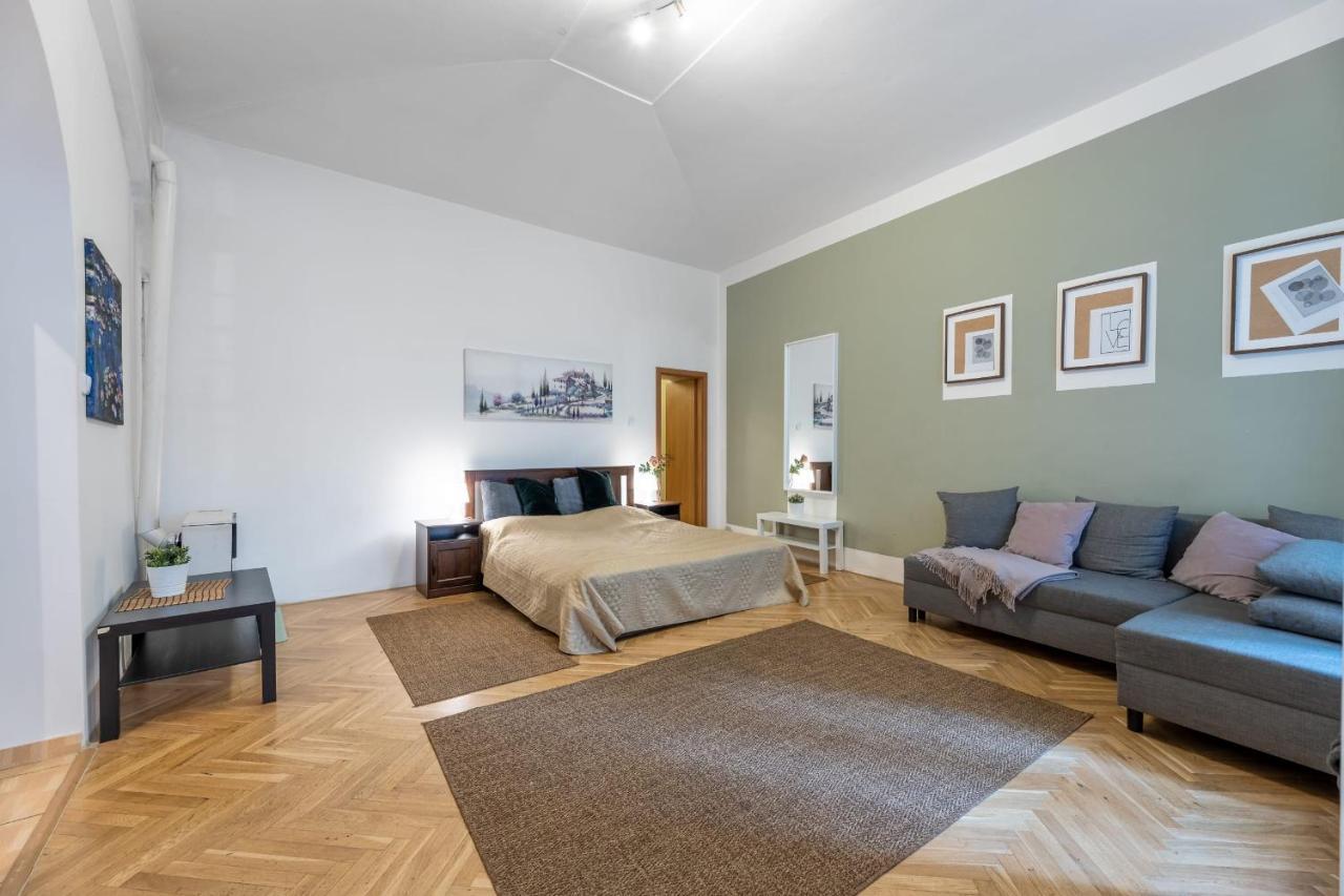 Spacious 3 Bedroom Apartment In The Heart Of Praag Buitenkant foto